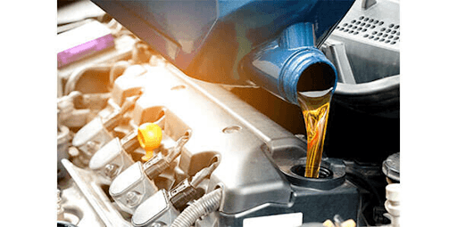  Ulijevanje ulja u automobilski motor